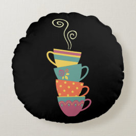 Gestapelde porseleinen cups, thee, koffiesteaming rond kussen