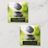 Gestapelde stenen in de gras vierkante visitekaartje (Voorkant / Achterkant)