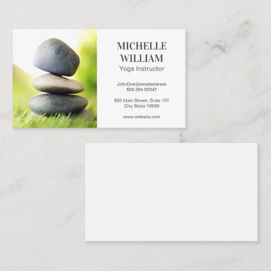 Gestapelde stenen in de gras visitekaartje (Voorkant / Achterkant)
