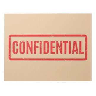 Gestapelde vertrouwelijke laptop notitieblok