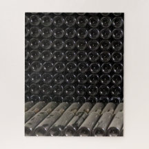 Gestapelde wijnflessen