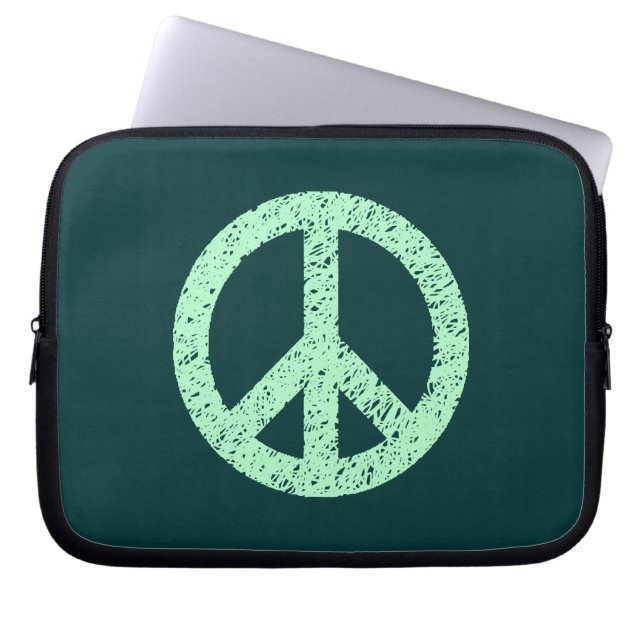 Gestenciled Peace Symbol - Ghost Grn op Dk Grn Laptop Sleeve (Voorkant)