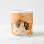 Gestileerd helder voedend monarchvlinderpaar grote koffiekop (Voorkant)