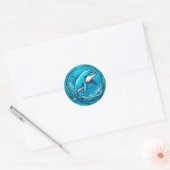 Gestileerde dolfijn zwemt in levendige blauwe golv ronde sticker (Envelop)