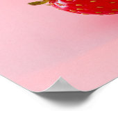 Gestileerde foto van verse rode aardbeien op roze poster (Hoek)