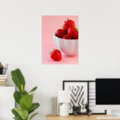 Gestileerde foto van verse rode aardbeien op roze poster (Thuiskantoor)