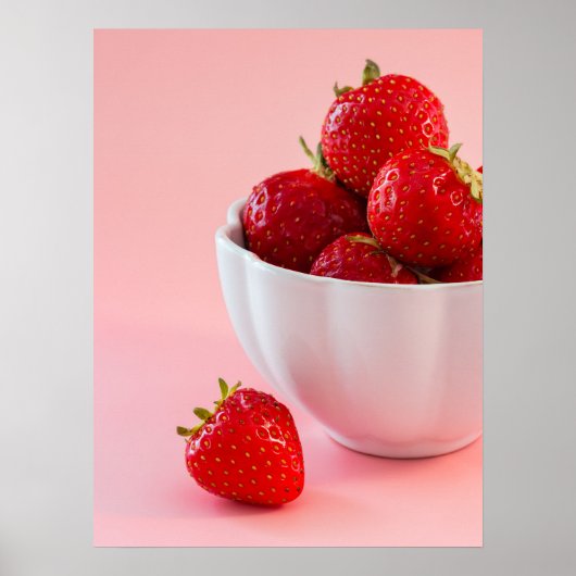 Gestileerde foto van verse rode aardbeien op roze poster (Voorkant)