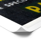 Gestileerde hand die een parfumfles vasthoudt poster (Hoek)