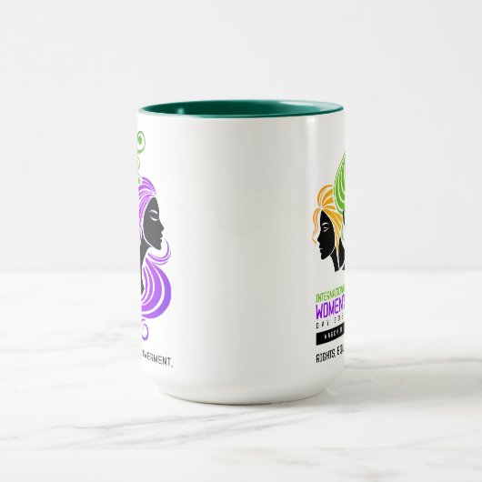Gestileerde Kleurrijke Trio van Vrouwen IWD 2025 Mok (Midden)