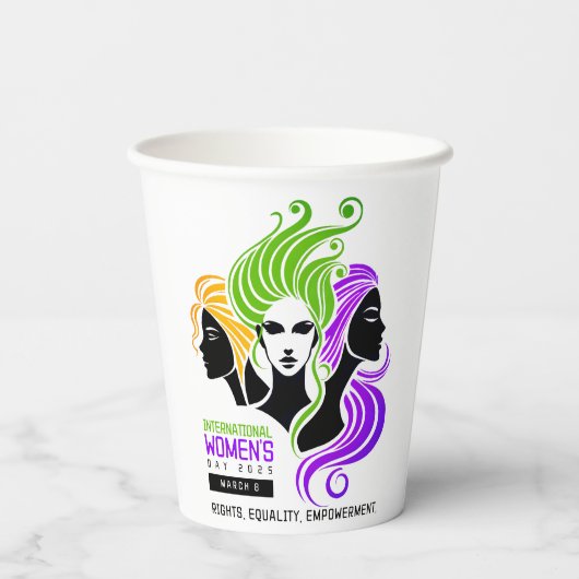 Gestileerde Kleurrijke Trio van Vrouwen IWD 2025 Papieren Bekers (Achterkant)