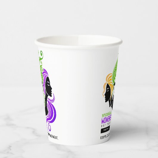 Gestileerde Kleurrijke Trio van Vrouwen IWD 2025 Papieren Bekers (Links)