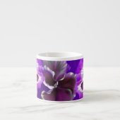 Gestileerde paarse espressiekop met viooltjes espresso kop (Voorkant)