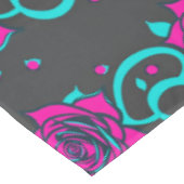 Gestileerde rozen in helder turquoise en roze tafelkleed (Gekanteld)
