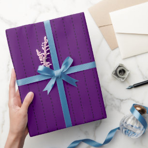 Gestippelde lijnen op donkerpaars cadeaupapier