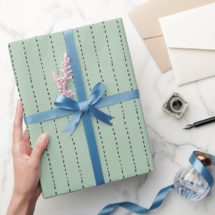 Gestippelde lijnen op licht salie groen cadeaupapier