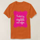 GESTOOKT DOOR KRISTALLEN EN COFFEE1 T-SHIRT (Design voorkant)