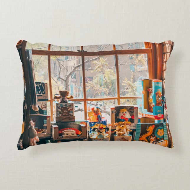 GESTORTE PLUSH TOYS OP BROWN WOODEN SHELF ACCENT KUSSEN (Voorkant)