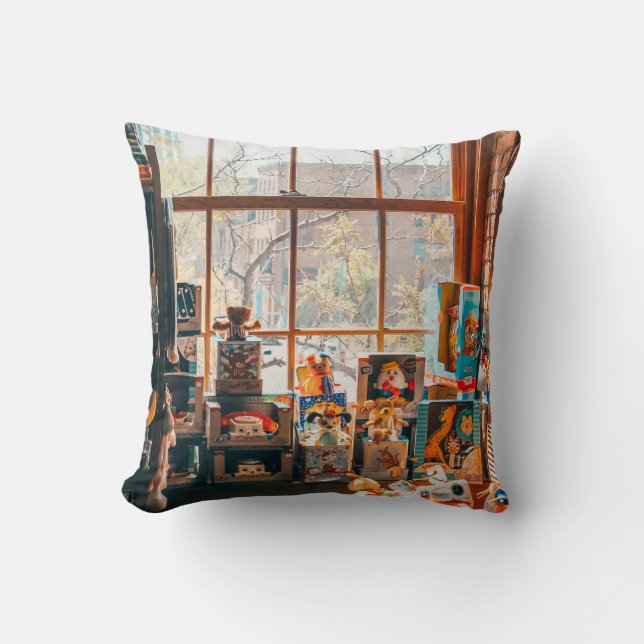 GESTORTE PLUSH TOYS OP BROWN WOODEN SHELF KUSSEN (Voorkant)