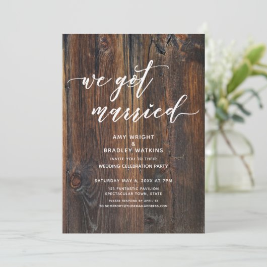 Gestreept Hout Handschrift We Zijn Getrouwd Kaart (Staand voorkant)