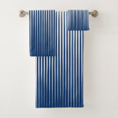 Gestreept marineblauw en wit modern abstract patro bad handdoek (Insitu)