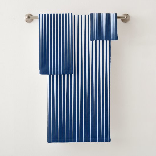 Gestreept marineblauw en wit modern abstract patro bad handdoek (Insitu)