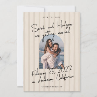 Gestreept modern handgeschreven script foto bruilo save the date