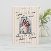 Gestreept Modern Handgeschreven Script Foto Huweli Save The Date (Staand voorkant)