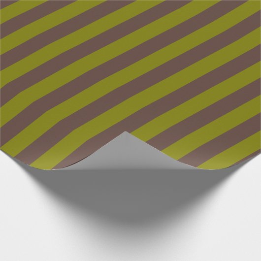 Gestreept patroon in chocoladebruin en olijfgroen cadeaupapier (Hoek)