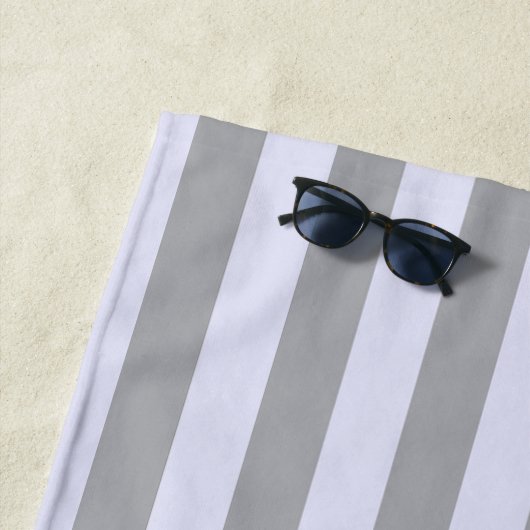 Gestreept patroon in grijs en lavendel strandlaken (In situ)