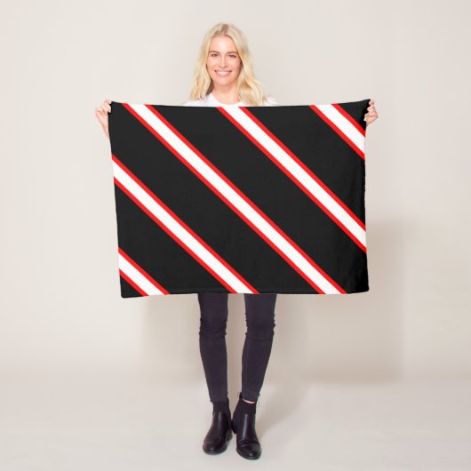 Gestreept Rood Wit en Zwart Fleece Deken (In situ)