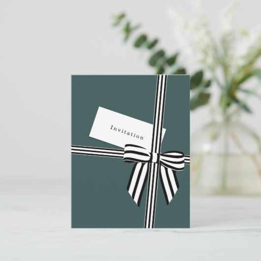 Gestreepte Bow Flat Invitation Kaart Groen (Staand voorkant)