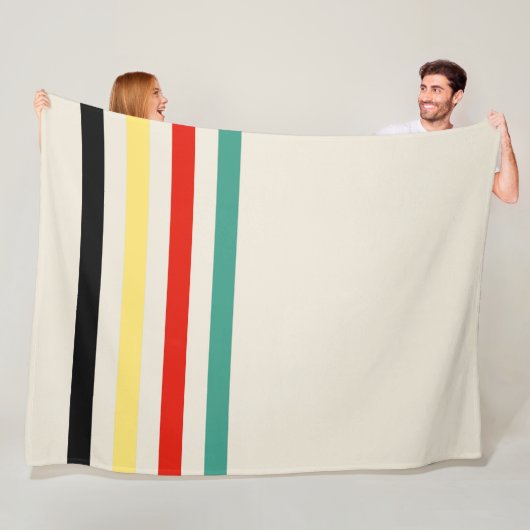 Gestreepte gooi van wit groen rood zwart geel fleece deken (In situ)