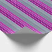 Gestreepte grijze paarse mode cadeaupapier (Hoek)