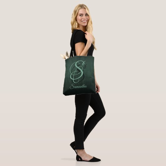 Gestreepte groene, stijlvolle rustige monogram bos tote bag (Op model)