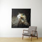Gestreepte kat met groene ogen, geïsoleerd op zwar wandkleed (In Situ (horizontaal))