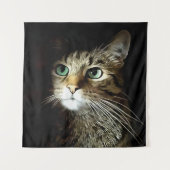 Gestreepte kat met groene ogen, geïsoleerd op zwar wandkleed (Voorkant)