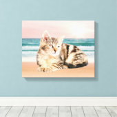 Gestreepte kat zittend op strand zonsondergang Oli Canvas Afdruk (Insitu (Houten vloer))