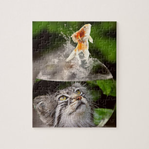 Gestreepte kattenkop in kom terwijl goudvis eruit  legpuzzel