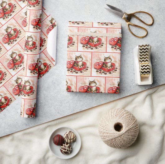 Gestreepte kitten zit in een snoepdoos cadeaupapier (Crafts)