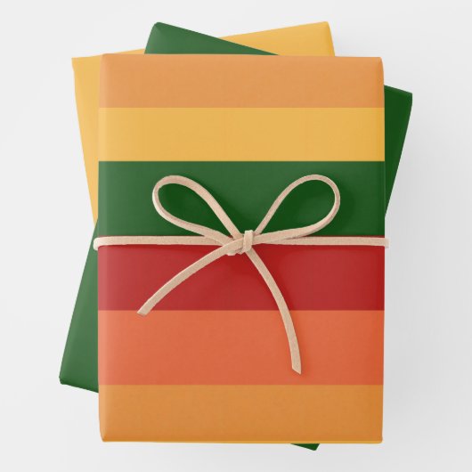 Gestreepte kleuren van herfstpapierbladen inpakpapier vel (In situ)