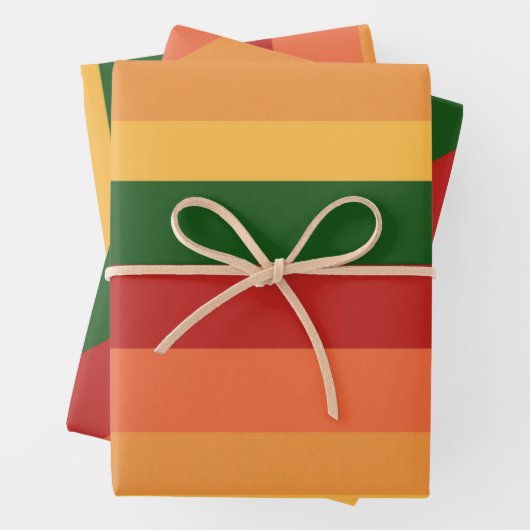 Gestreepte kleuren van herfstpapierbladen inpakpapier vel (In situ)