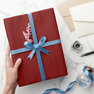 Gestreepte lijnen op donkerrood cadeaupapier