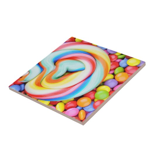 Gestreepte lipop en veelkleurige moerassen tegeltje (Zijkant)