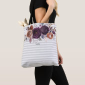 Gestreepte Paarse en Bourgondische bloemenmonogram Tote Bag (Dichtbij)