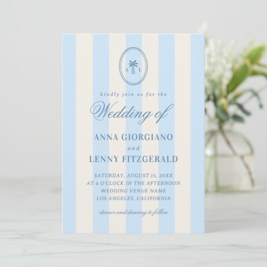 Gestreepte Palm Tree Monogram Classy Beach Wedding Kaart (Staand voorkant)