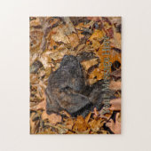 Gestreepte Pup in een Berg Bladeren Legpuzzel (Verticaal)
