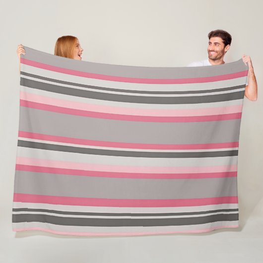 Gestreepte tinten roze en grijs fleece deken (In situ)