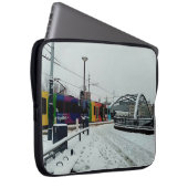 Gestreepte tram laptop sleeve (Voorkant Rechts)