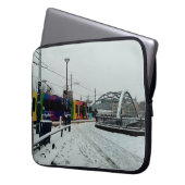 Gestreepte tram laptop sleeve (Voorkant Links)