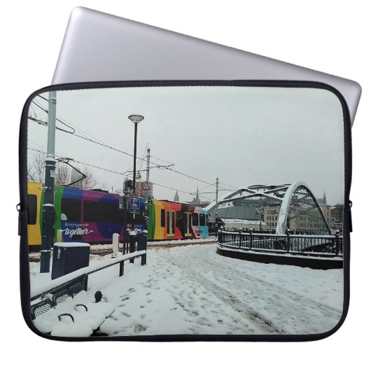 Gestreepte tram laptop sleeve (Voorkant)